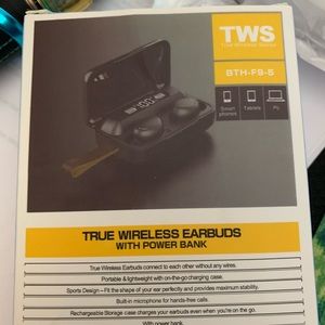 Wireless earbuds with power bank